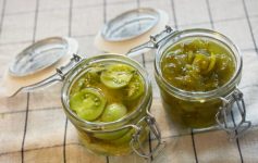 Eingelegte grüne Tomaten und grüne Tomatenmarmelade