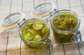 Eingelegte grüne Tomaten und grüne Tomatenmarmelade