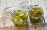 Eingelegte grüne Tomaten und grüne Tomatenmarmelade